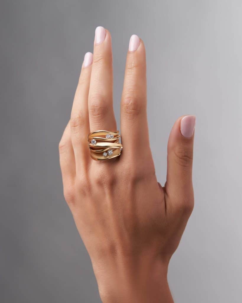Bague en or avec diamants sur doigt féminin, bijouterie Golaz.