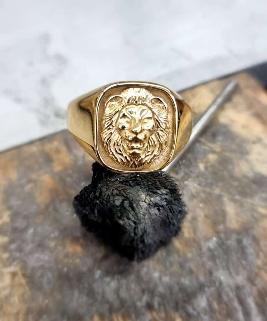 Bague en or avec tête de lion sculptée, bijouterie de luxe.