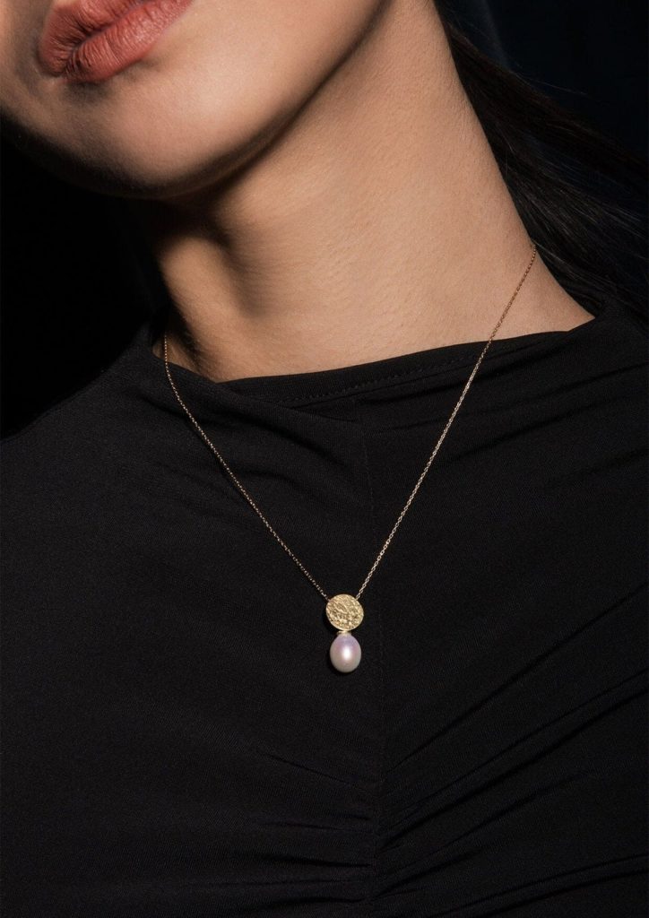 Collier avec pendentif perle et or, bijouterie Golaz, élégance féminine.