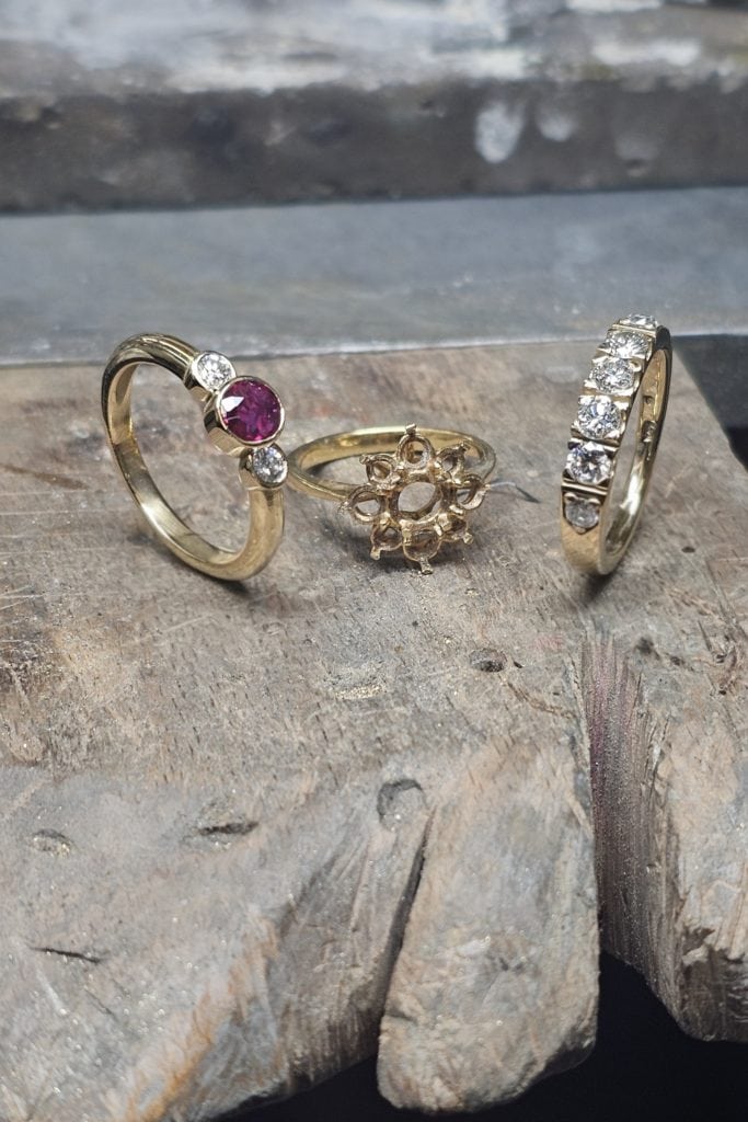 Bagues en or avec pierres précieuses et diamants, bijoux de création unique.